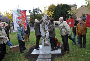 la scopertura della statua